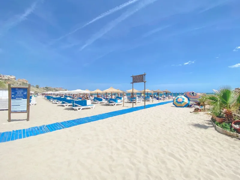 Apartment Las Olas is a modern 2 bedroom 2 bathroom apartment in The Wave Fuengirola. It is a recent build with contemporary design and sea views. The property includes a private terrace underground parking and a storage room. Air conditioning is installe