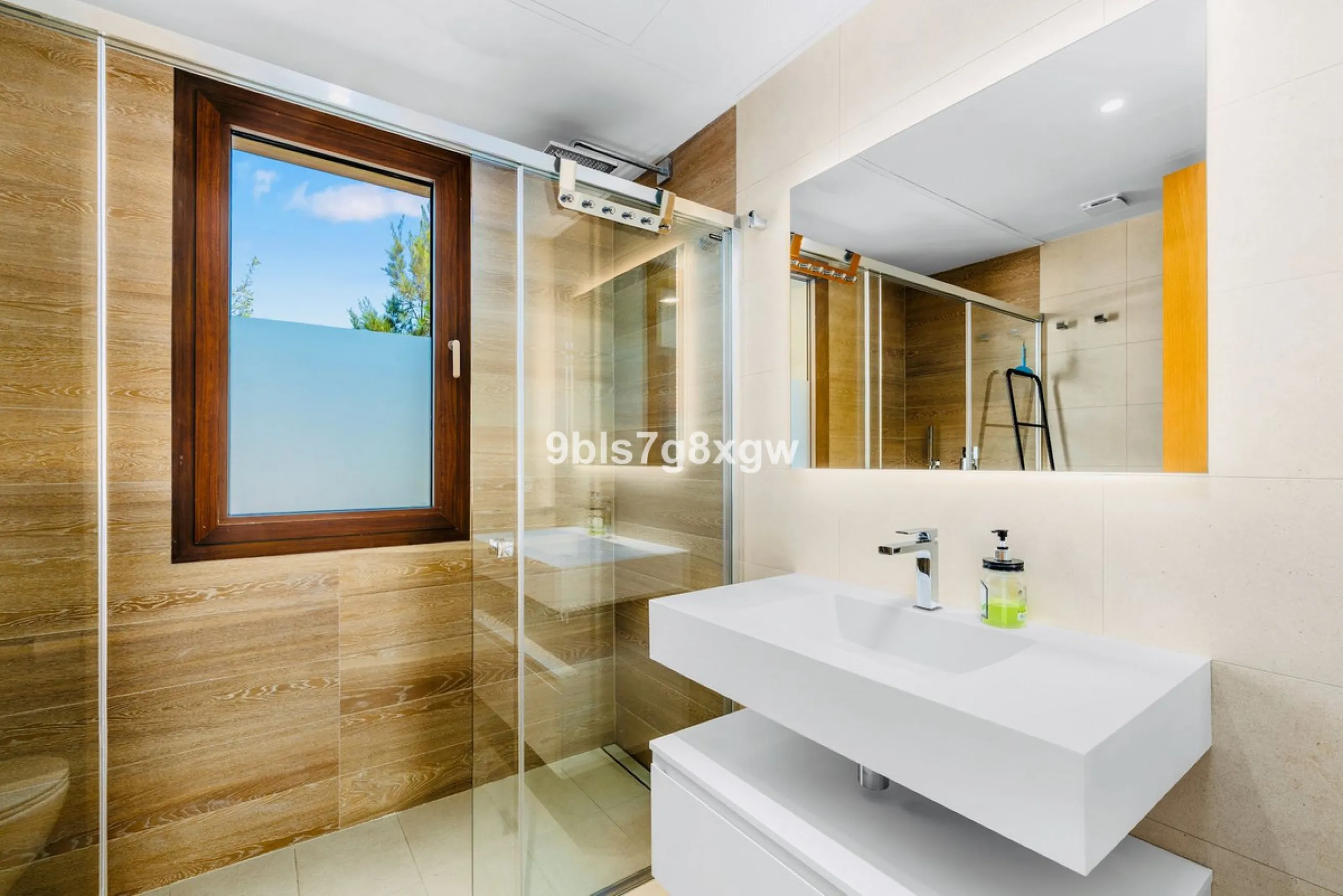 Apartment - Ground Floor Apartment в продаже в Benahavís, Málaga. В доме 3 спален и 3 ванных комнат. Площадь дома 135 м². Площадь участка 393 м²