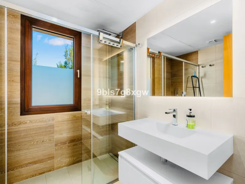 Apartment - Ground Floor Apartment в продаже в Benahavís, Málaga. В доме 3 спален и 3 ванных комнат. Площадь дома 135 м². Площадь участка 393 м²