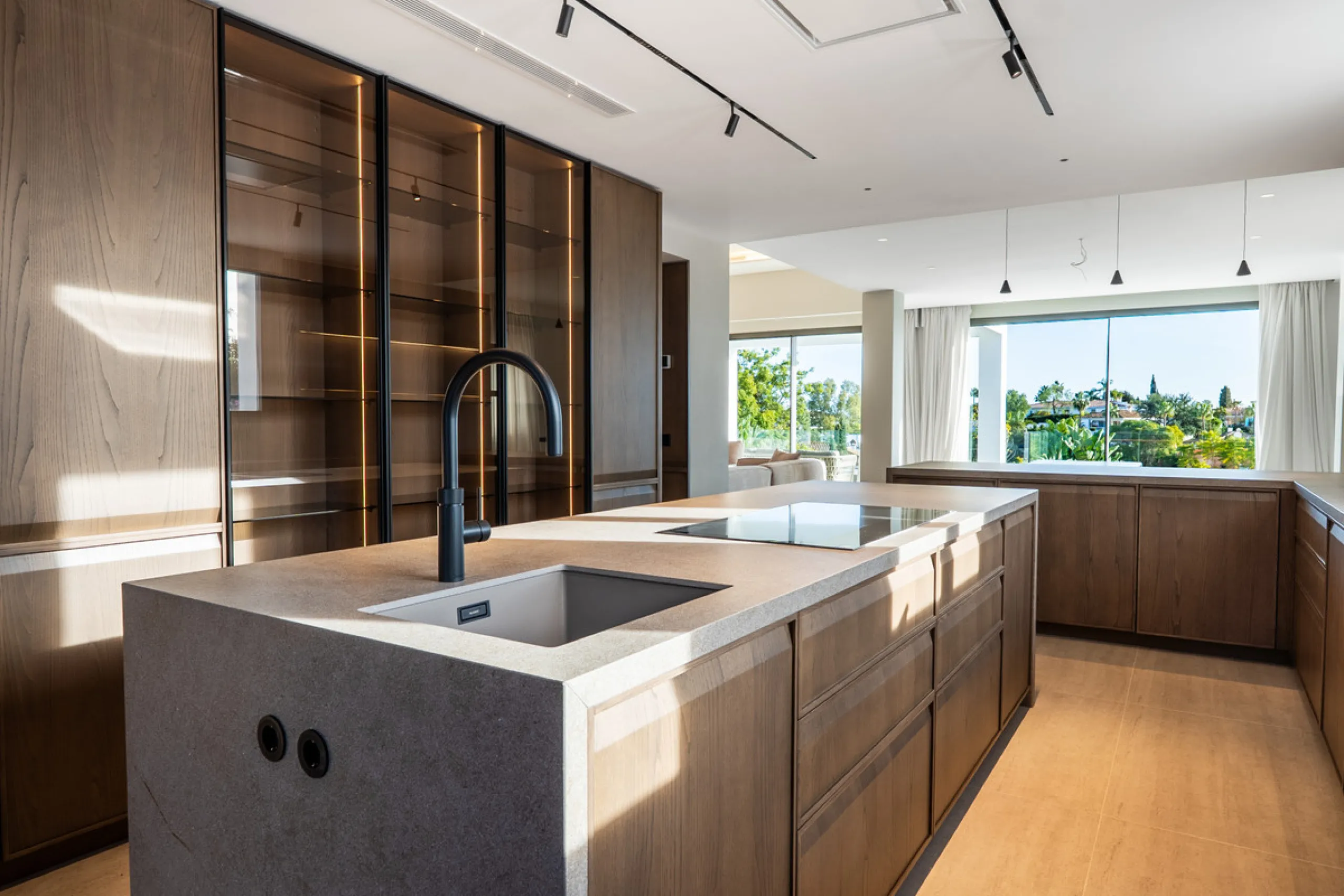 This incredible property is a fully renovated luxury family home in El Rosario, set on a 1,040 m² plot with 460 m² built. It offers four en-suite bedrooms including an exceptional master suite with a walk-in wardrobe. The master suite includes his and her