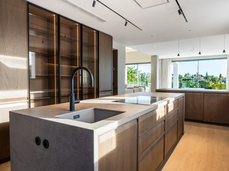 This incredible property is a fully renovated luxury family home in El Rosario, set on a 1,040 m² plot with 460 m² built. It offers four en-suite bedrooms including an exceptional master suite with a walk-in wardrobe. The master suite includes his and her
