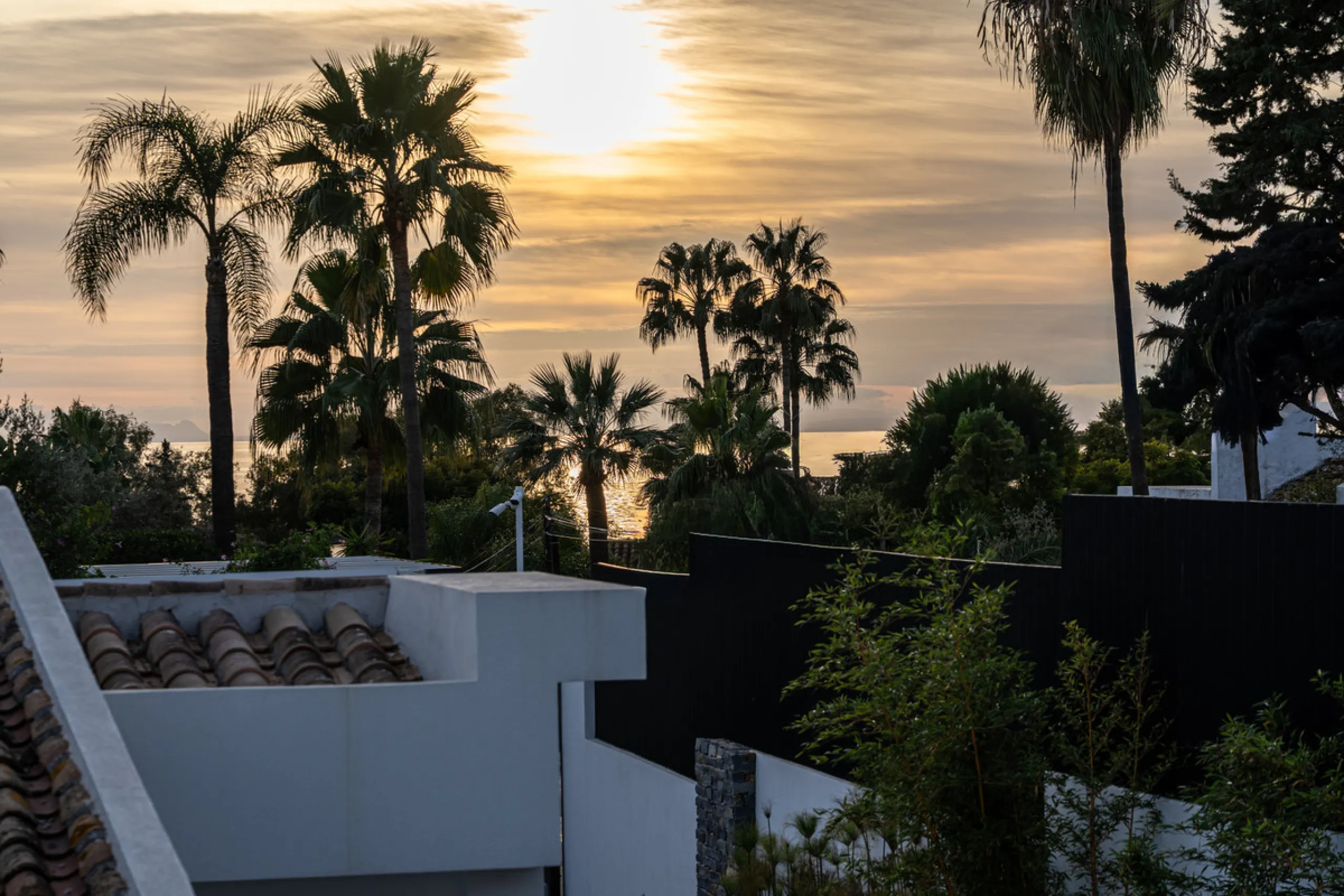 This incredible property is a fully renovated luxury family home in El Rosario, set on a 1,040 m² plot with 460 m² built. It offers four en-suite bedrooms including an exceptional master suite with a walk-in wardrobe. The master suite includes his and her