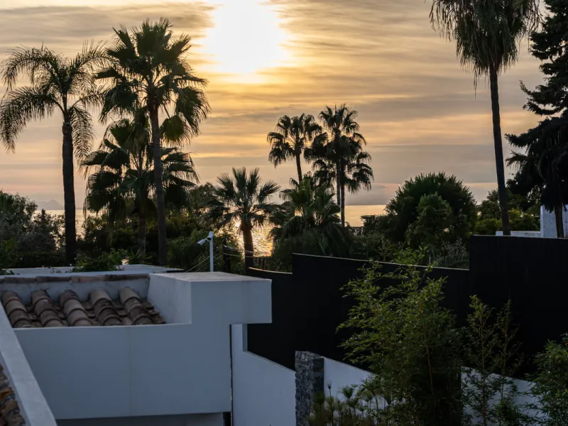 This incredible property is a fully renovated luxury family home in El Rosario, set on a 1,040 m² plot with 460 m² built. It offers four en-suite bedrooms including an exceptional master suite with a walk-in wardrobe. The master suite includes his and her