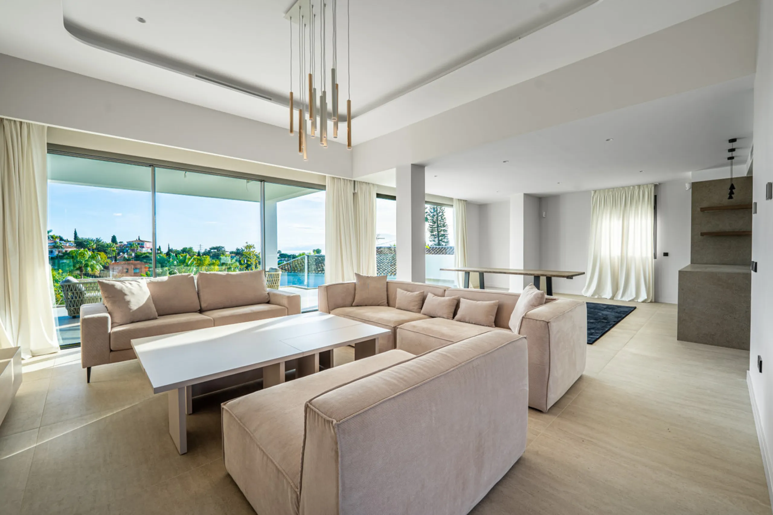 This incredible property is a fully renovated luxury family home in El Rosario, set on a 1,040 m² plot with 460 m² built. It offers four en-suite bedrooms including an exceptional master suite with a walk-in wardrobe. The master suite includes his and her