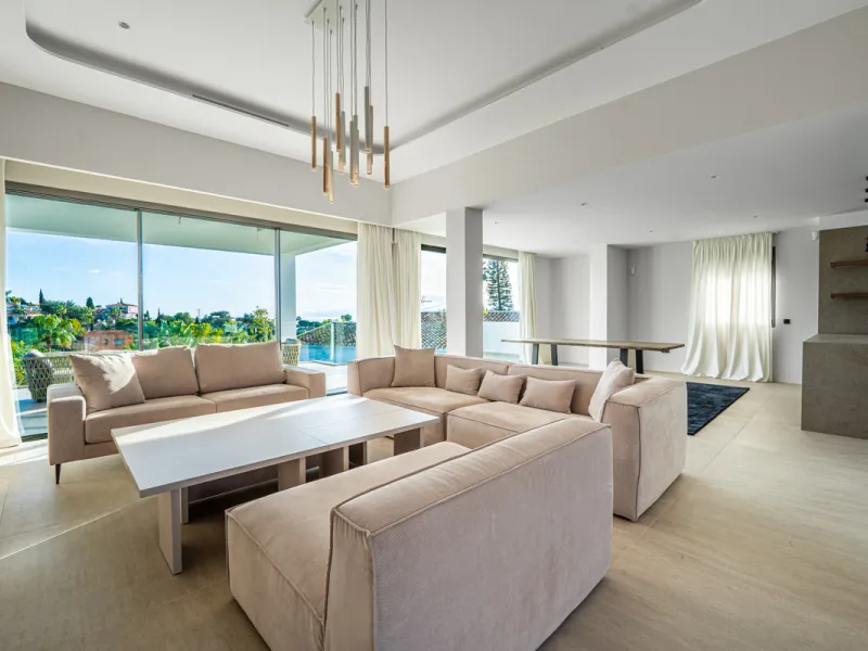 This incredible property is a fully renovated luxury family home in El Rosario, set on a 1,040 m² plot with 460 m² built. It offers four en-suite bedrooms including an exceptional master suite with a walk-in wardrobe. The master suite includes his and her