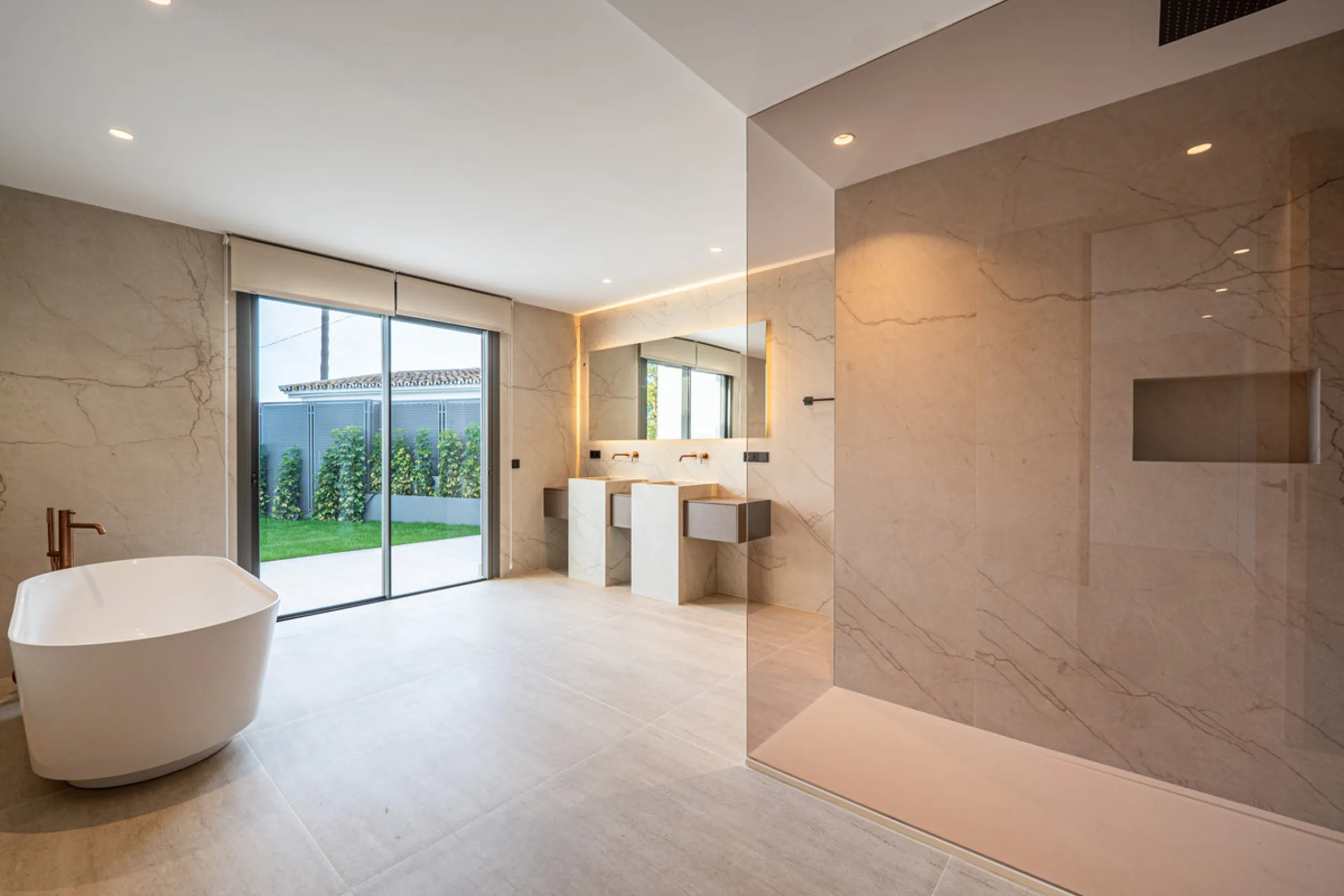 This incredible property is a fully renovated luxury family home in El Rosario, set on a 1,040 m² plot with 460 m² built. It offers four en-suite bedrooms including an exceptional master suite with a walk-in wardrobe. The master suite includes his and her