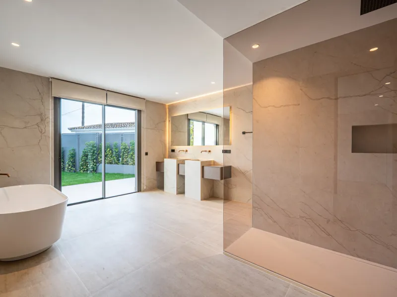 This incredible property is a fully renovated luxury family home in El Rosario, set on a 1,040 m² plot with 460 m² built. It offers four en-suite bedrooms including an exceptional master suite with a walk-in wardrobe. The master suite includes his and her