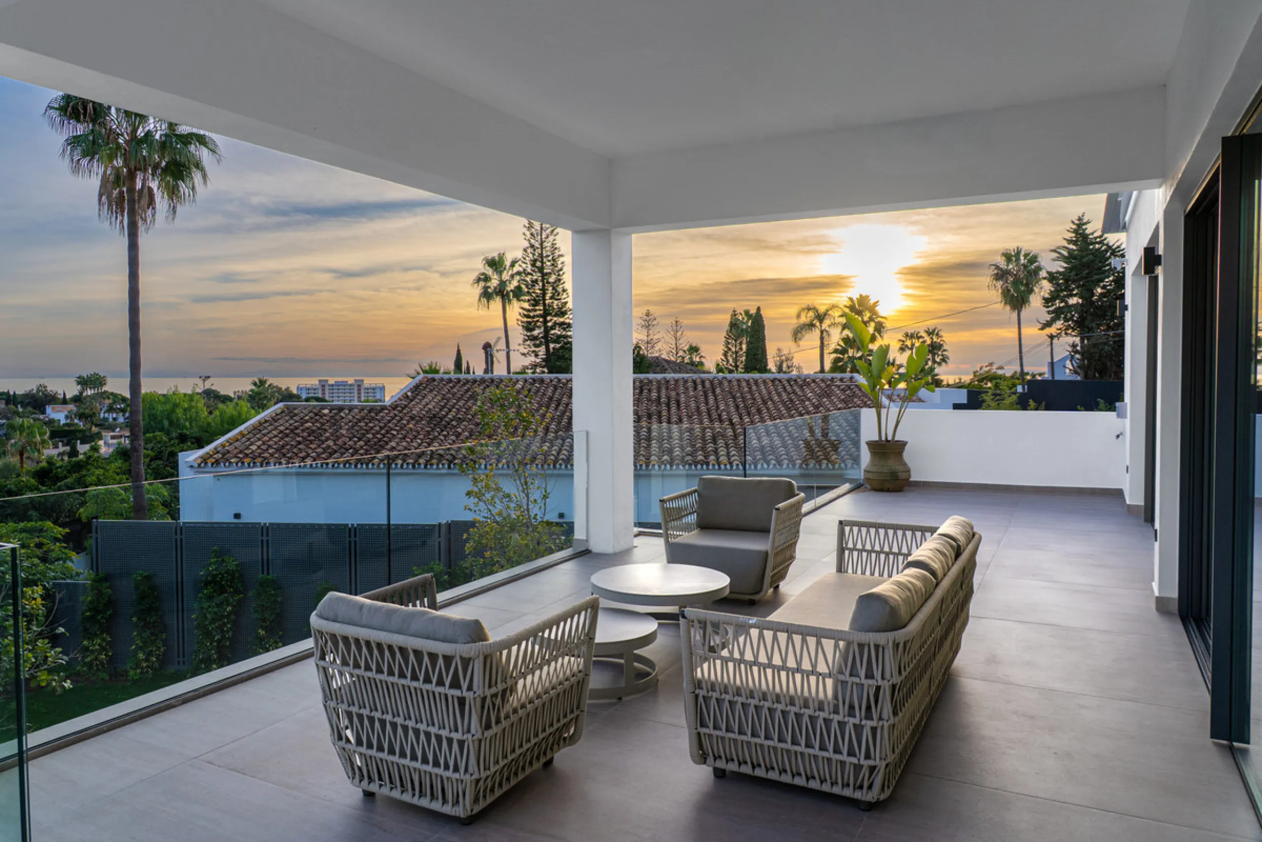 This incredible property is a fully renovated luxury family home in El Rosario, set on a 1,040 m² plot with 460 m² built. It offers four en-suite bedrooms including an exceptional master suite with a walk-in wardrobe. The master suite includes his and her
