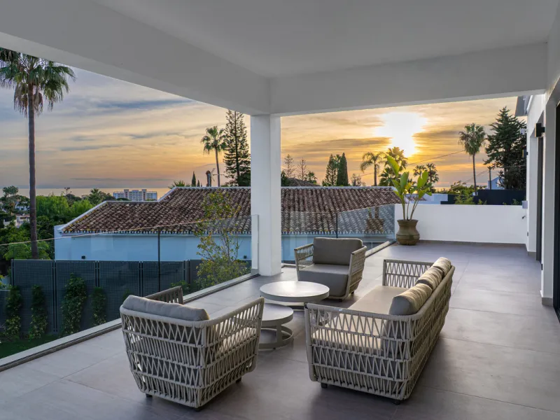 This incredible property is a fully renovated luxury family home in El Rosario, set on a 1,040 m² plot with 460 m² built. It offers four en-suite bedrooms including an exceptional master suite with a walk-in wardrobe. The master suite includes his and her