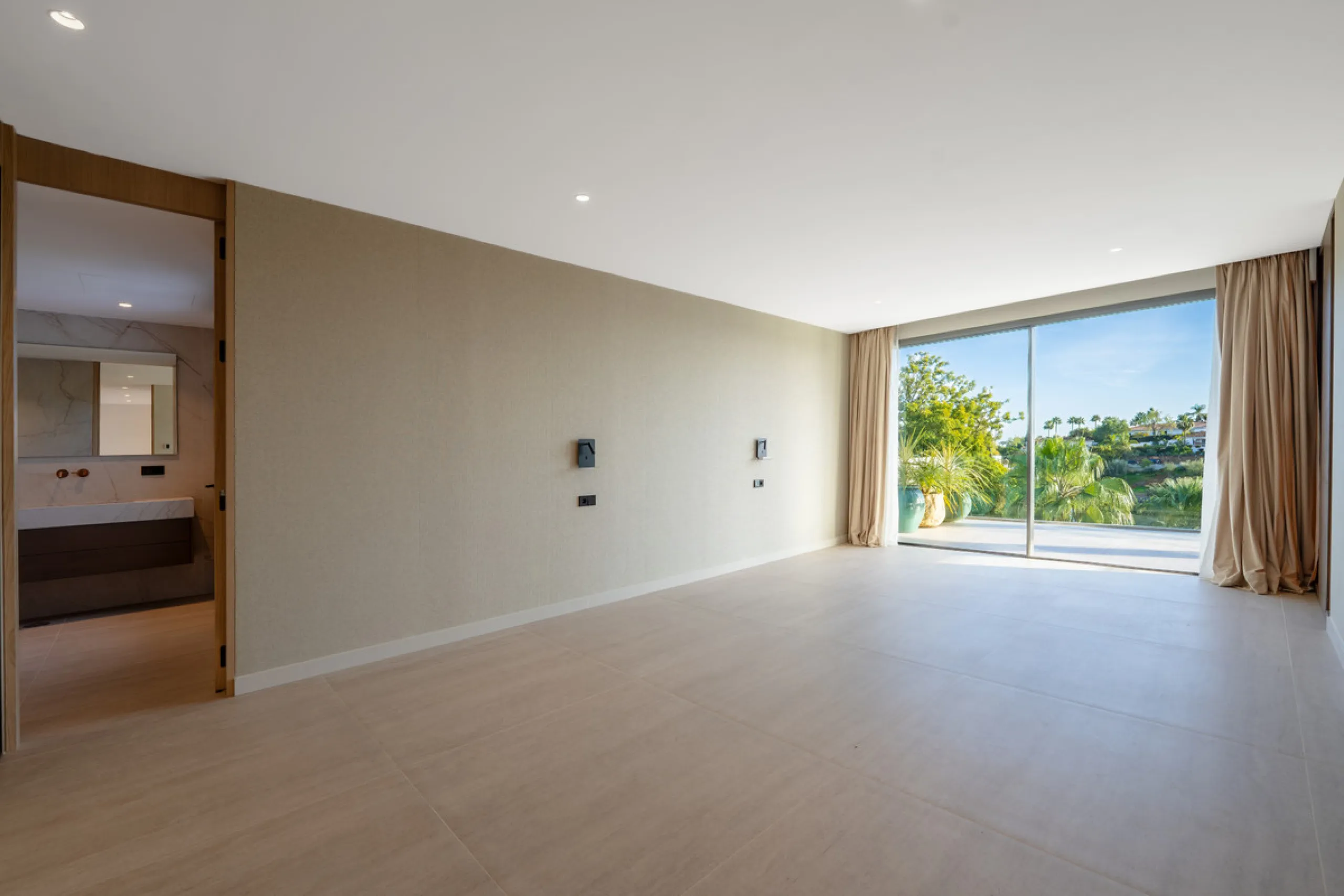 This incredible property is a fully renovated luxury family home in El Rosario, set on a 1,040 m² plot with 460 m² built. It offers four en-suite bedrooms including an exceptional master suite with a walk-in wardrobe. The master suite includes his and her