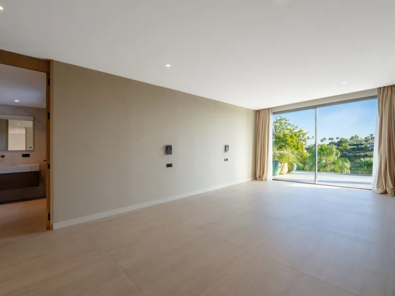 This incredible property is a fully renovated luxury family home in El Rosario, set on a 1,040 m² plot with 460 m² built. It offers four en-suite bedrooms including an exceptional master suite with a walk-in wardrobe. The master suite includes his and her