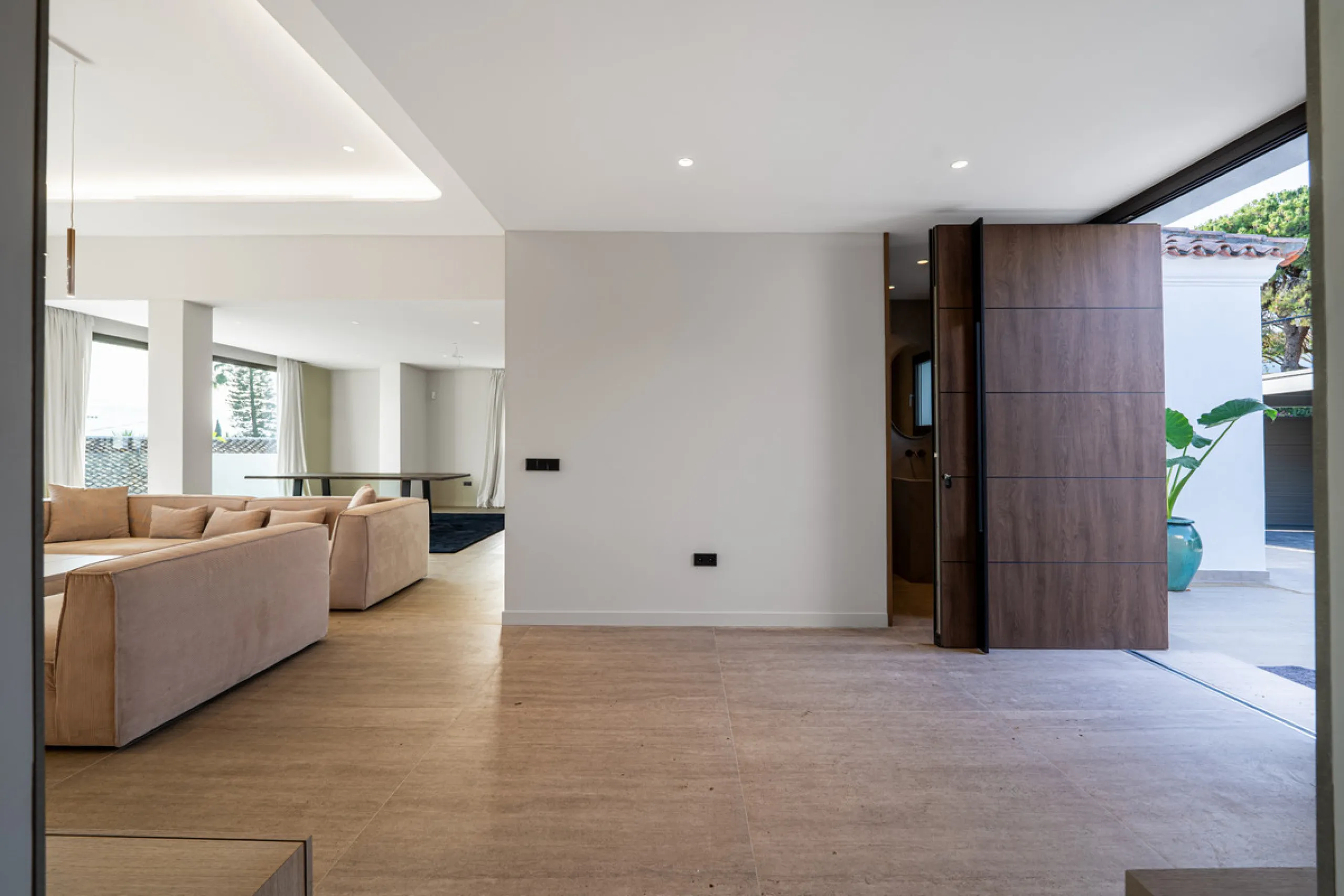 This incredible property is a fully renovated luxury family home in El Rosario, set on a 1,040 m² plot with 460 m² built. It offers four en-suite bedrooms including an exceptional master suite with a walk-in wardrobe. The master suite includes his and her