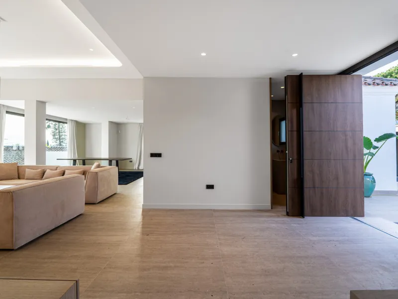 This incredible property is a fully renovated luxury family home in El Rosario, set on a 1,040 m² plot with 460 m² built. It offers four en-suite bedrooms including an exceptional master suite with a walk-in wardrobe. The master suite includes his and her