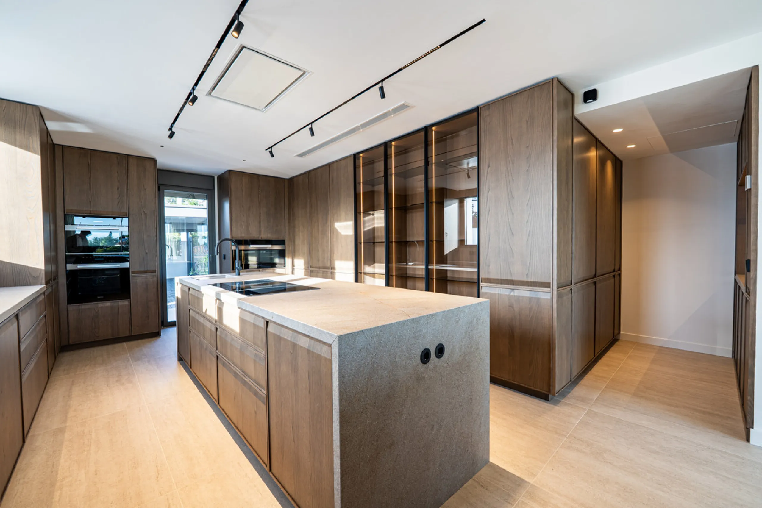 This incredible property is a fully renovated luxury family home in El Rosario, set on a 1,040 m² plot with 460 m² built. It offers four en-suite bedrooms including an exceptional master suite with a walk-in wardrobe. The master suite includes his and her