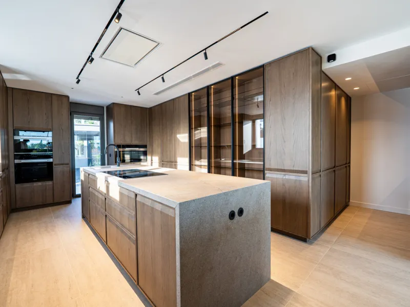 This incredible property is a fully renovated luxury family home in El Rosario, set on a 1,040 m² plot with 460 m² built. It offers four en-suite bedrooms including an exceptional master suite with a walk-in wardrobe. The master suite includes his and her