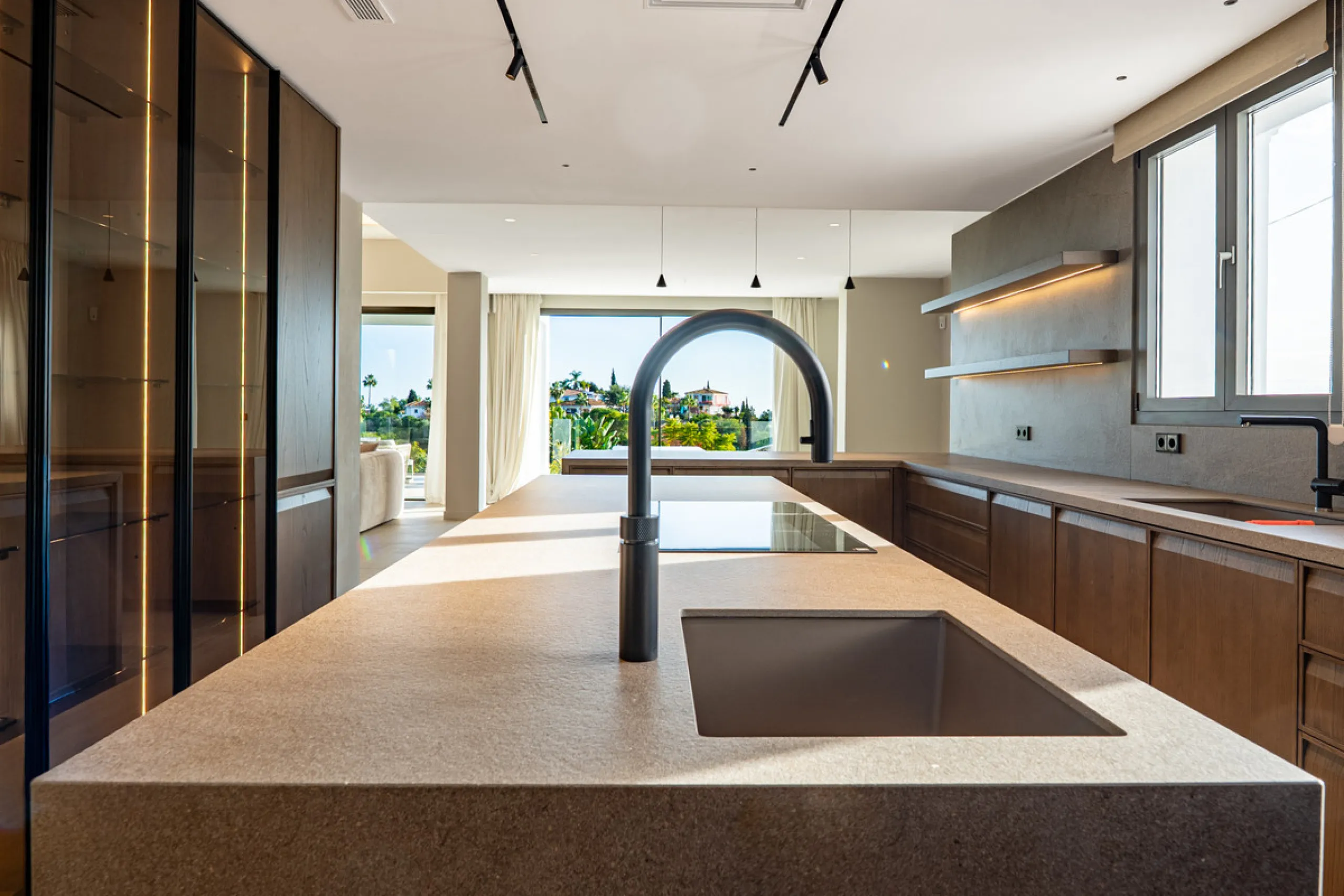 This incredible property is a fully renovated luxury family home in El Rosario, set on a 1,040 m² plot with 460 m² built. It offers four en-suite bedrooms including an exceptional master suite with a walk-in wardrobe. The master suite includes his and her