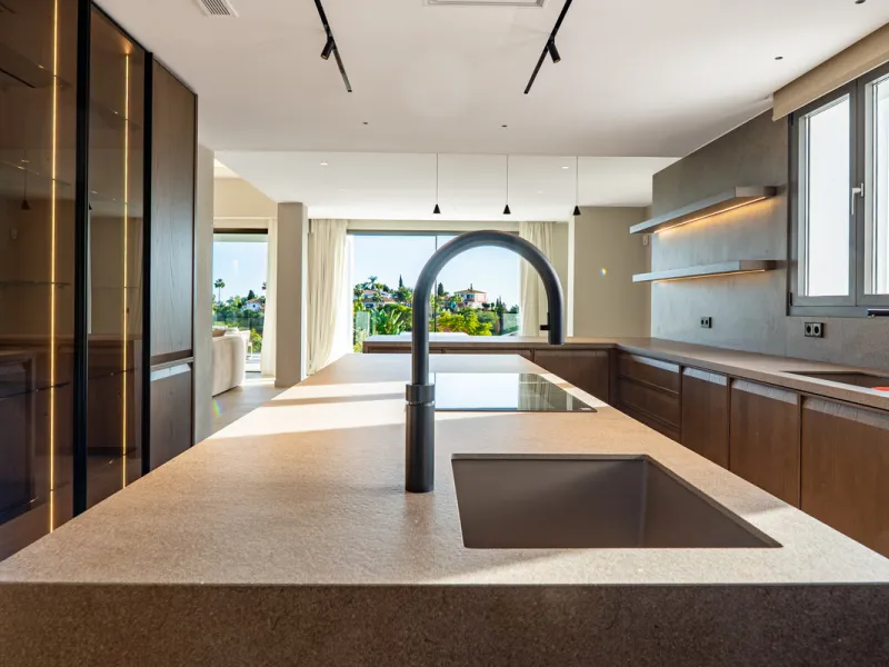 This incredible property is a fully renovated luxury family home in El Rosario, set on a 1,040 m² plot with 460 m² built. It offers four en-suite bedrooms including an exceptional master suite with a walk-in wardrobe. The master suite includes his and her
