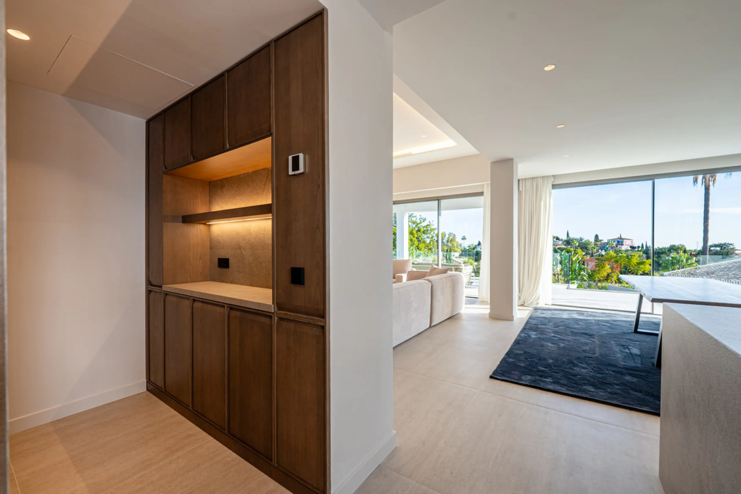 This incredible property is a fully renovated luxury family home in El Rosario, set on a 1,040 m² plot with 460 m² built. It offers four en-suite bedrooms including an exceptional master suite with a walk-in wardrobe. The master suite includes his and her
