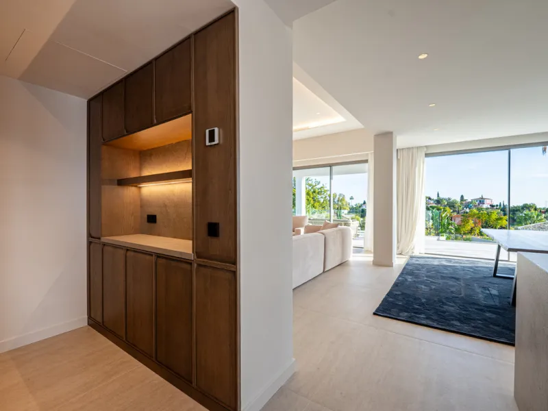 This incredible property is a fully renovated luxury family home in El Rosario, set on a 1,040 m² plot with 460 m² built. It offers four en-suite bedrooms including an exceptional master suite with a walk-in wardrobe. The master suite includes his and her