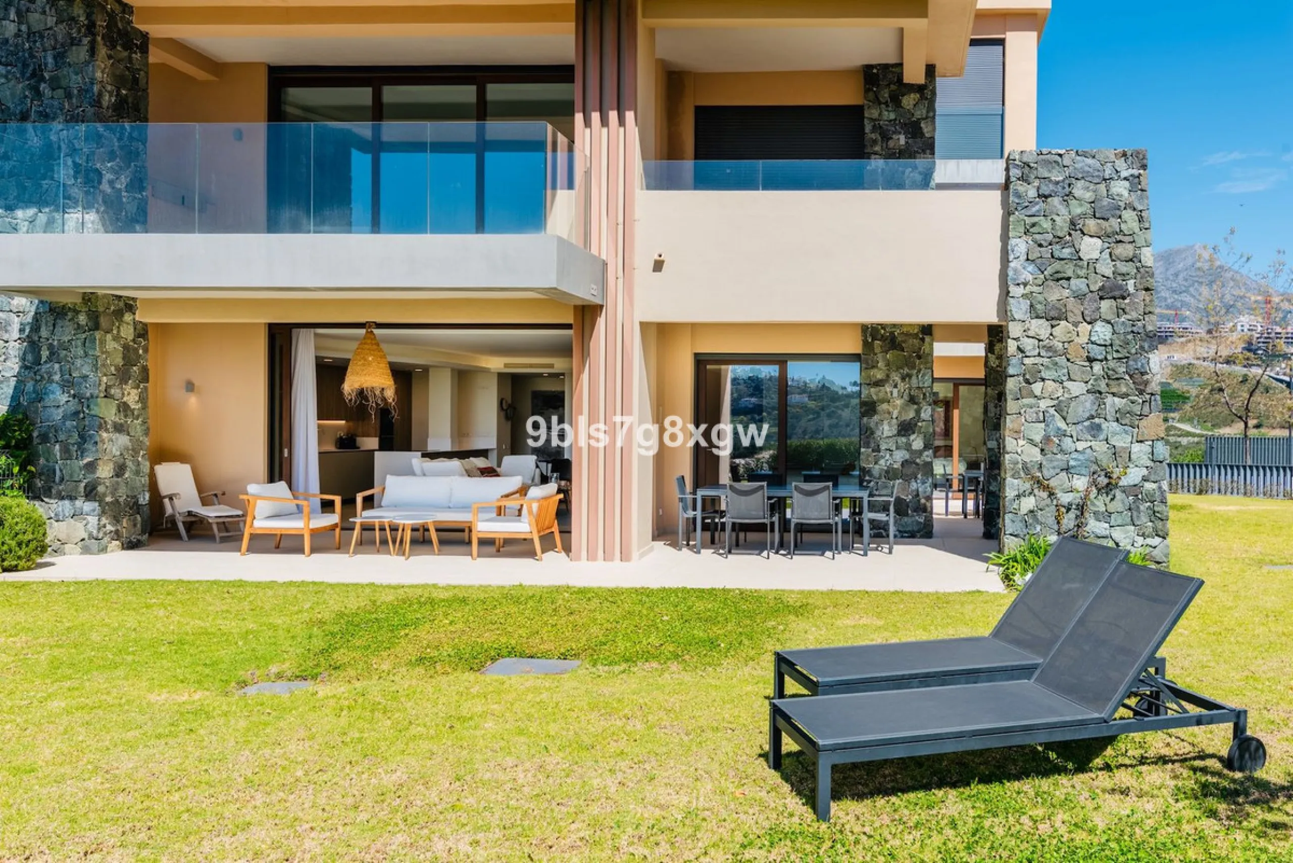 Apartment - Ground Floor Apartment в продаже в Benahavís, Málaga. В доме 3 спален и 3 ванных комнат. Площадь дома 135 м². Площадь участка 393 м²
