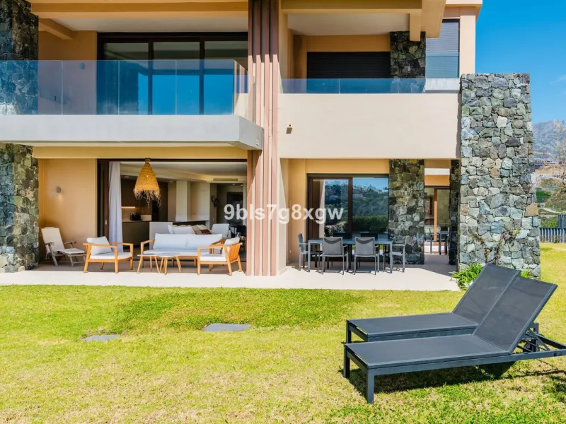 Apartment - Ground Floor Apartment в продаже в Benahavís, Málaga. В доме 3 спален и 3 ванных комнат. Площадь дома 135 м². Площадь участка 393 м²