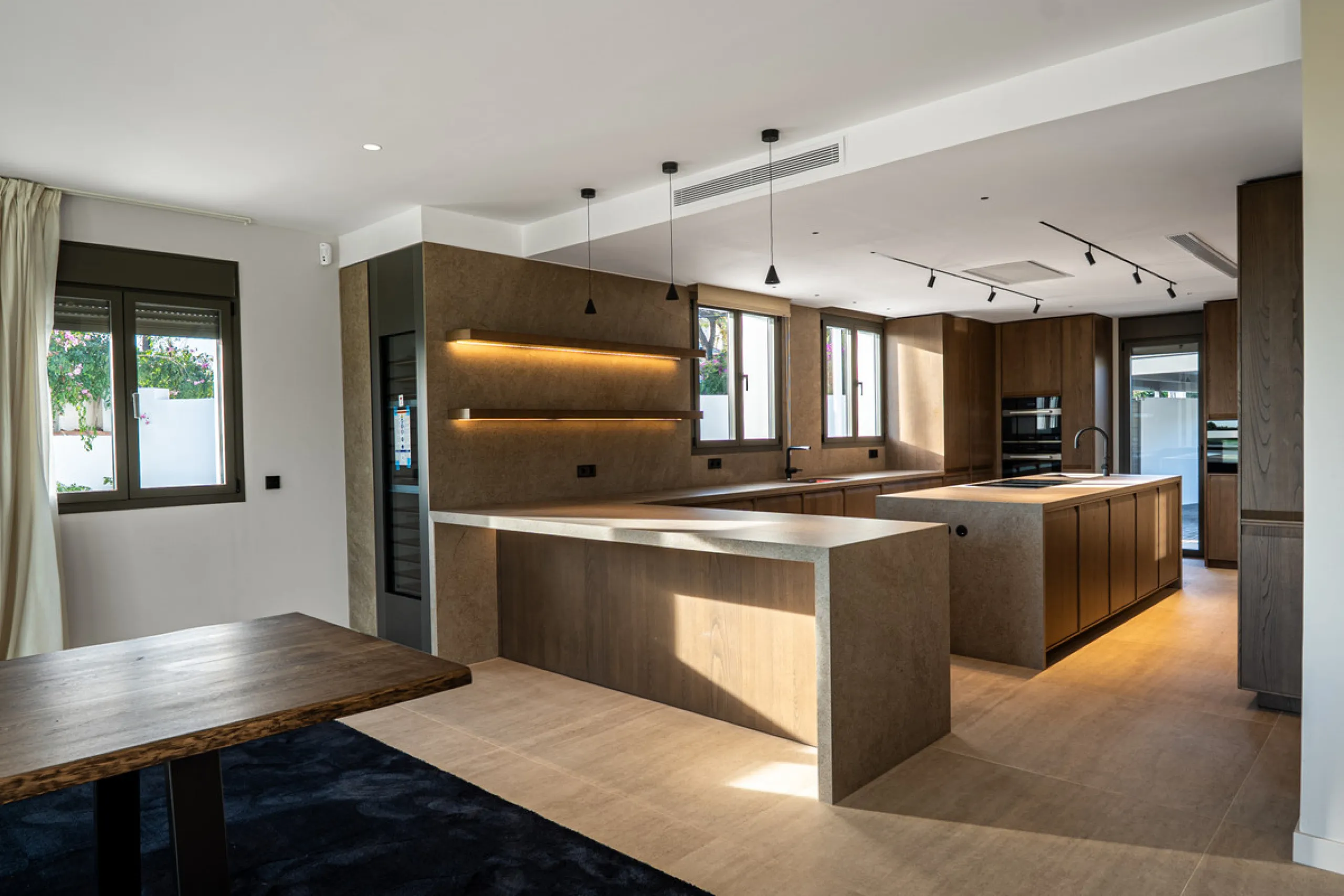 This incredible property is a fully renovated luxury family home in El Rosario, set on a 1,040 m² plot with 460 m² built. It offers four en-suite bedrooms including an exceptional master suite with a walk-in wardrobe. The master suite includes his and her