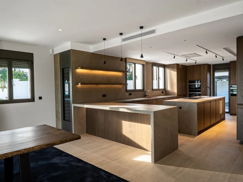 This incredible property is a fully renovated luxury family home in El Rosario, set on a 1,040 m² plot with 460 m² built. It offers four en-suite bedrooms including an exceptional master suite with a walk-in wardrobe. The master suite includes his and her