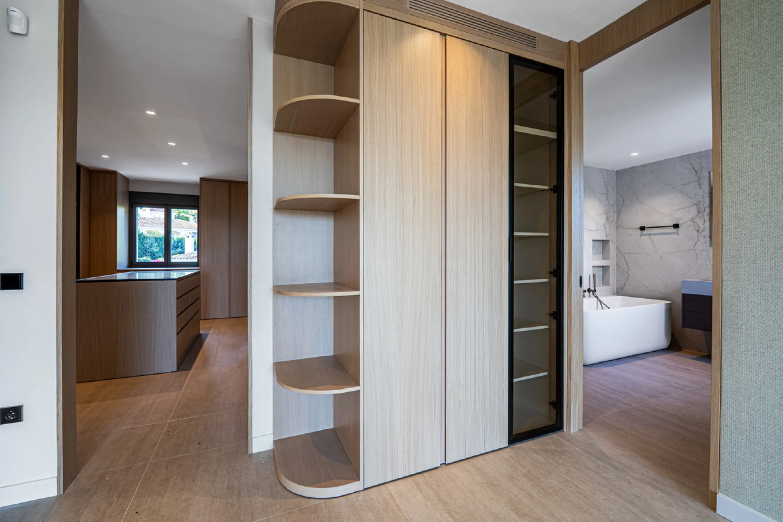 This incredible property is a fully renovated luxury family home in El Rosario, set on a 1,040 m² plot with 460 m² built. It offers four en-suite bedrooms including an exceptional master suite with a walk-in wardrobe. The master suite includes his and her