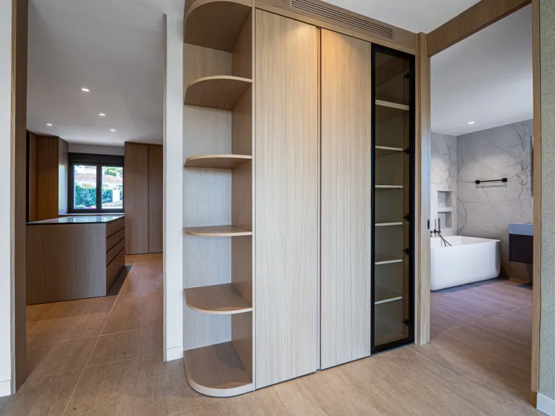 This incredible property is a fully renovated luxury family home in El Rosario, set on a 1,040 m² plot with 460 m² built. It offers four en-suite bedrooms including an exceptional master suite with a walk-in wardrobe. The master suite includes his and her