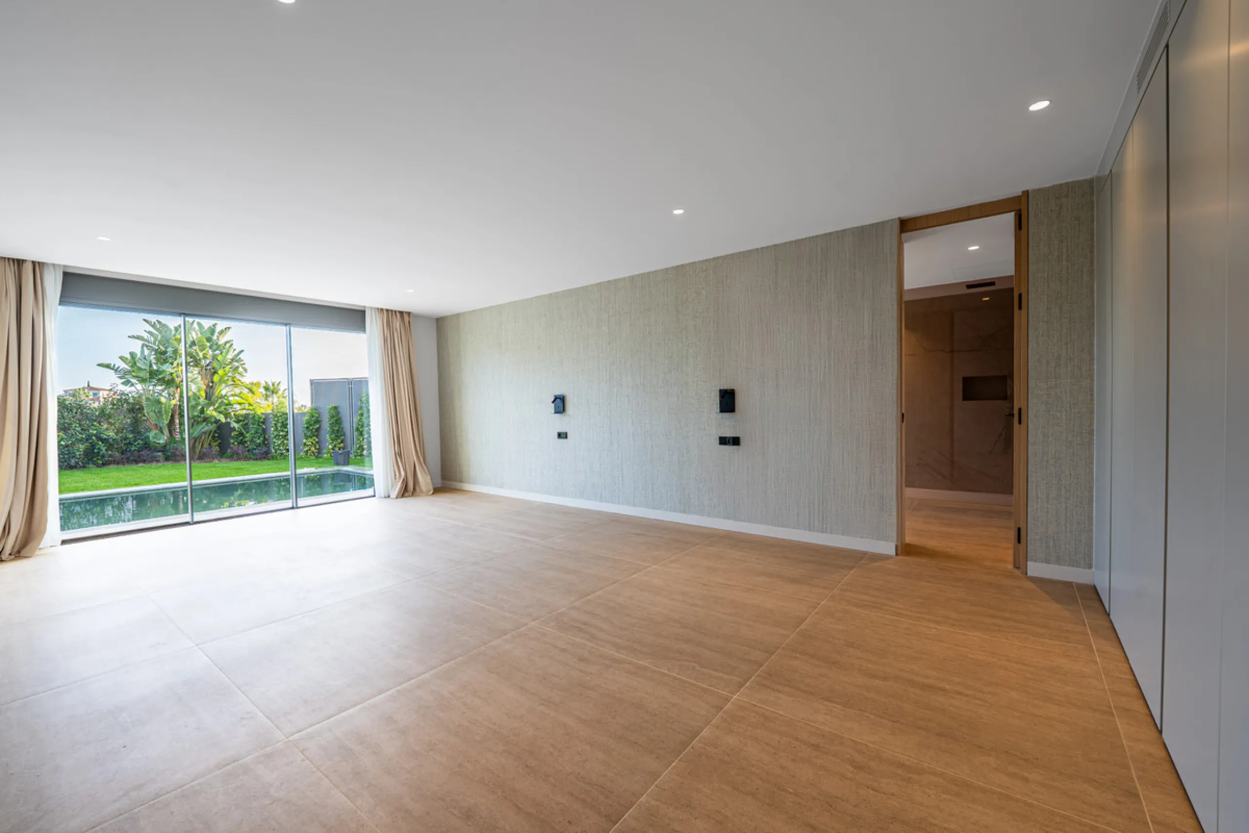 This incredible property is a fully renovated luxury family home in El Rosario, set on a 1,040 m² plot with 460 m² built. It offers four en-suite bedrooms including an exceptional master suite with a walk-in wardrobe. The master suite includes his and her