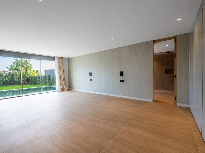 This incredible property is a fully renovated luxury family home in El Rosario, set on a 1,040 m² plot with 460 m² built. It offers four en-suite bedrooms including an exceptional master suite with a walk-in wardrobe. The master suite includes his and her