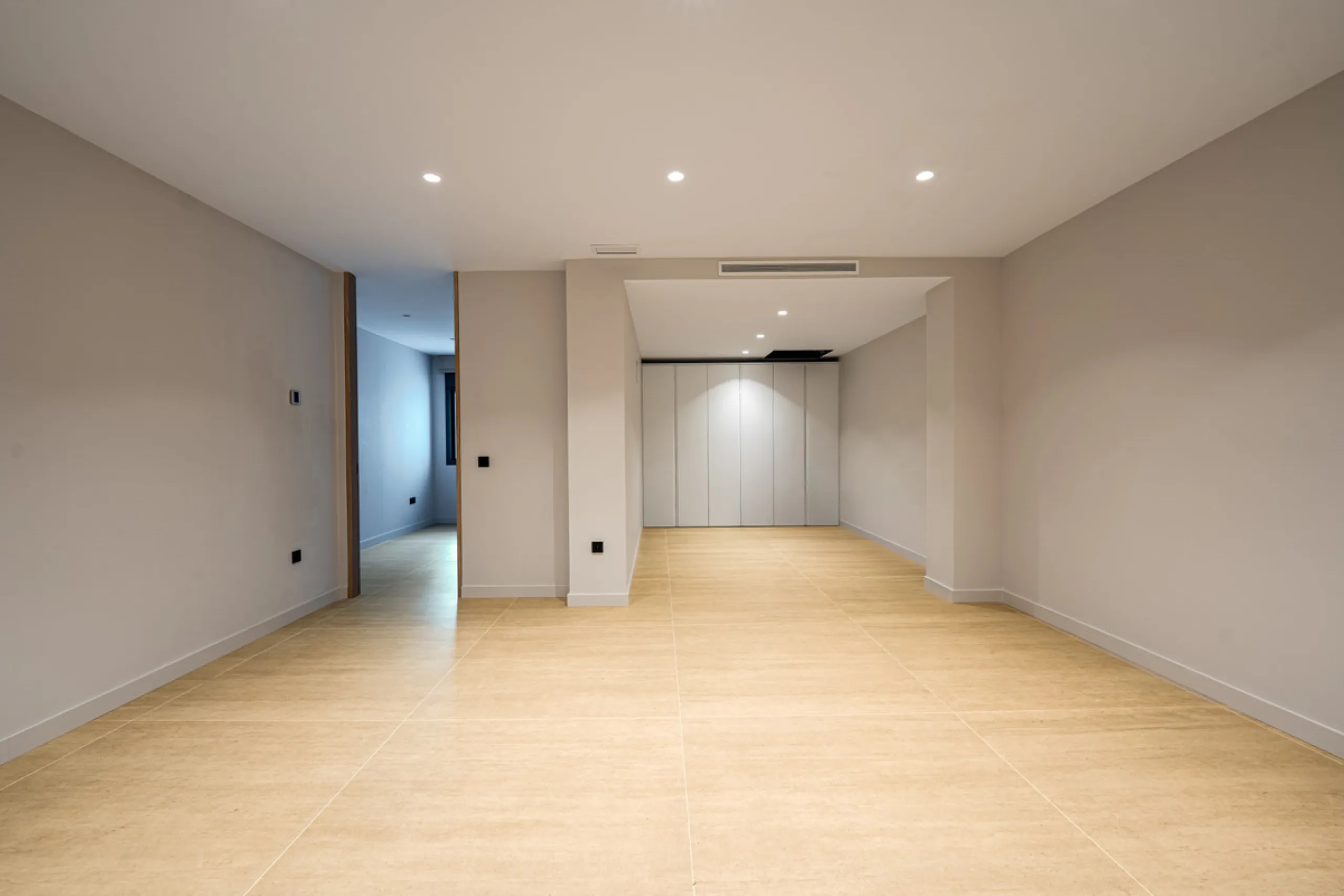 This incredible property is a fully renovated luxury family home in El Rosario, set on a 1,040 m² plot with 460 m² built. It offers four en-suite bedrooms including an exceptional master suite with a walk-in wardrobe. The master suite includes his and her