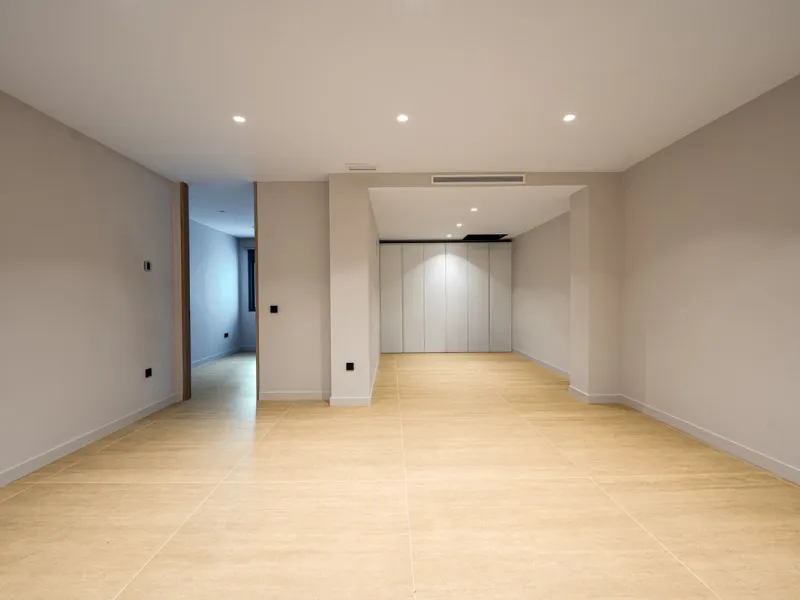 This incredible property is a fully renovated luxury family home in El Rosario, set on a 1,040 m² plot with 460 m² built. It offers four en-suite bedrooms including an exceptional master suite with a walk-in wardrobe. The master suite includes his and her