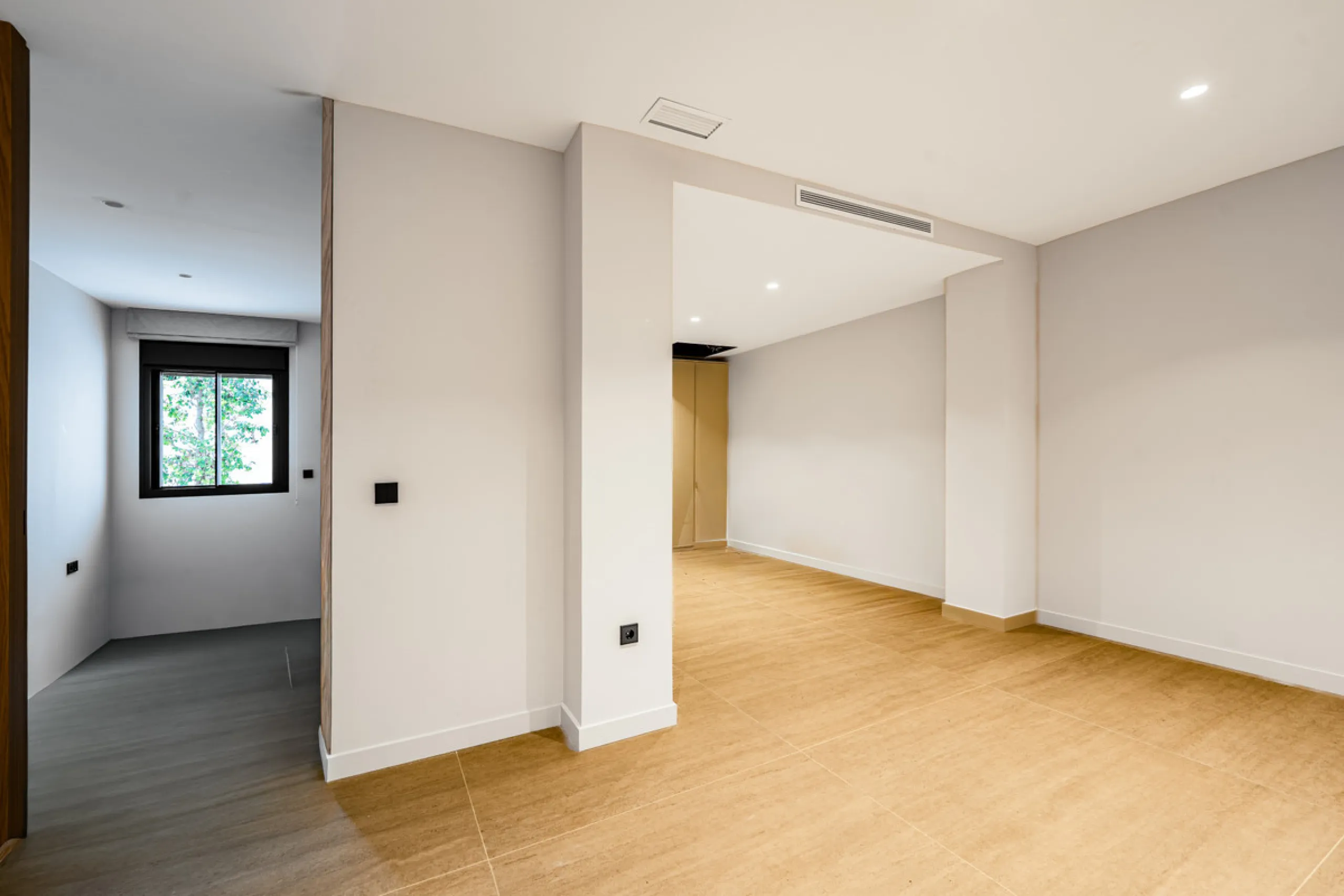 This incredible property is a fully renovated luxury family home in El Rosario, set on a 1,040 m² plot with 460 m² built. It offers four en-suite bedrooms including an exceptional master suite with a walk-in wardrobe. The master suite includes his and her