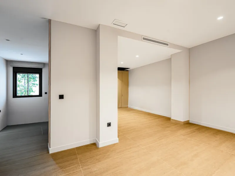 This incredible property is a fully renovated luxury family home in El Rosario, set on a 1,040 m² plot with 460 m² built. It offers four en-suite bedrooms including an exceptional master suite with a walk-in wardrobe. The master suite includes his and her