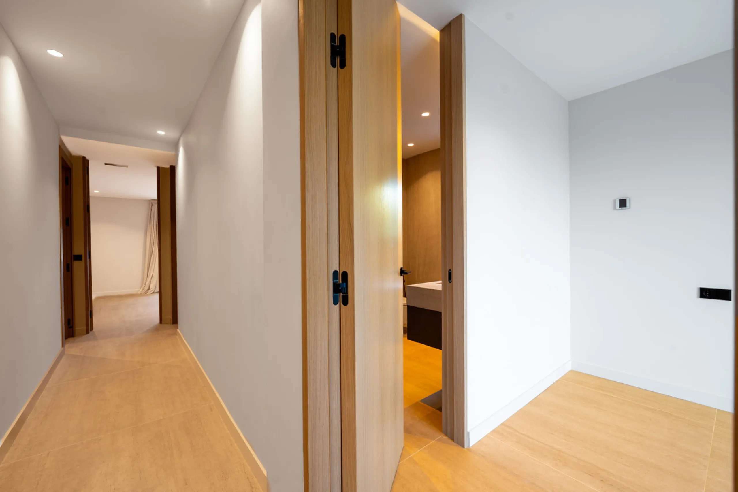 This incredible property is a fully renovated luxury family home in El Rosario, set on a 1,040 m² plot with 460 m² built. It offers four en-suite bedrooms including an exceptional master suite with a walk-in wardrobe. The master suite includes his and her
