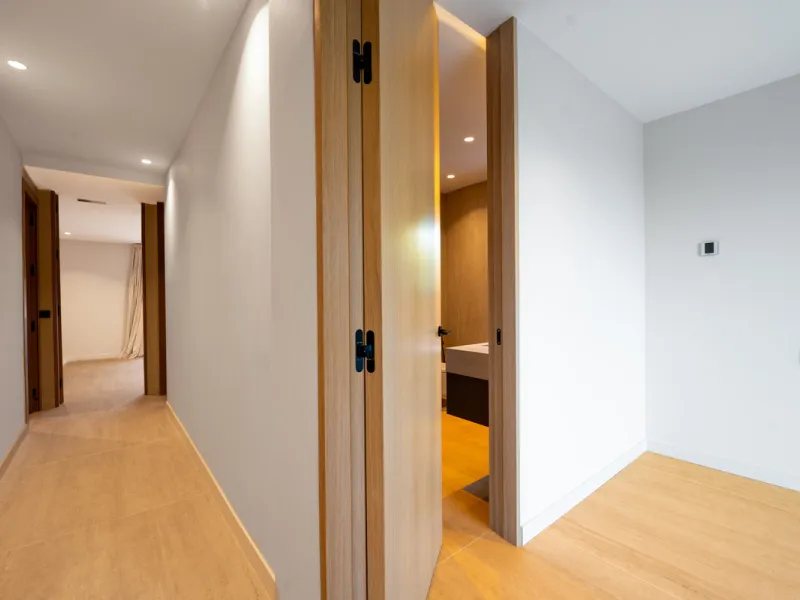 This incredible property is a fully renovated luxury family home in El Rosario, set on a 1,040 m² plot with 460 m² built. It offers four en-suite bedrooms including an exceptional master suite with a walk-in wardrobe. The master suite includes his and her