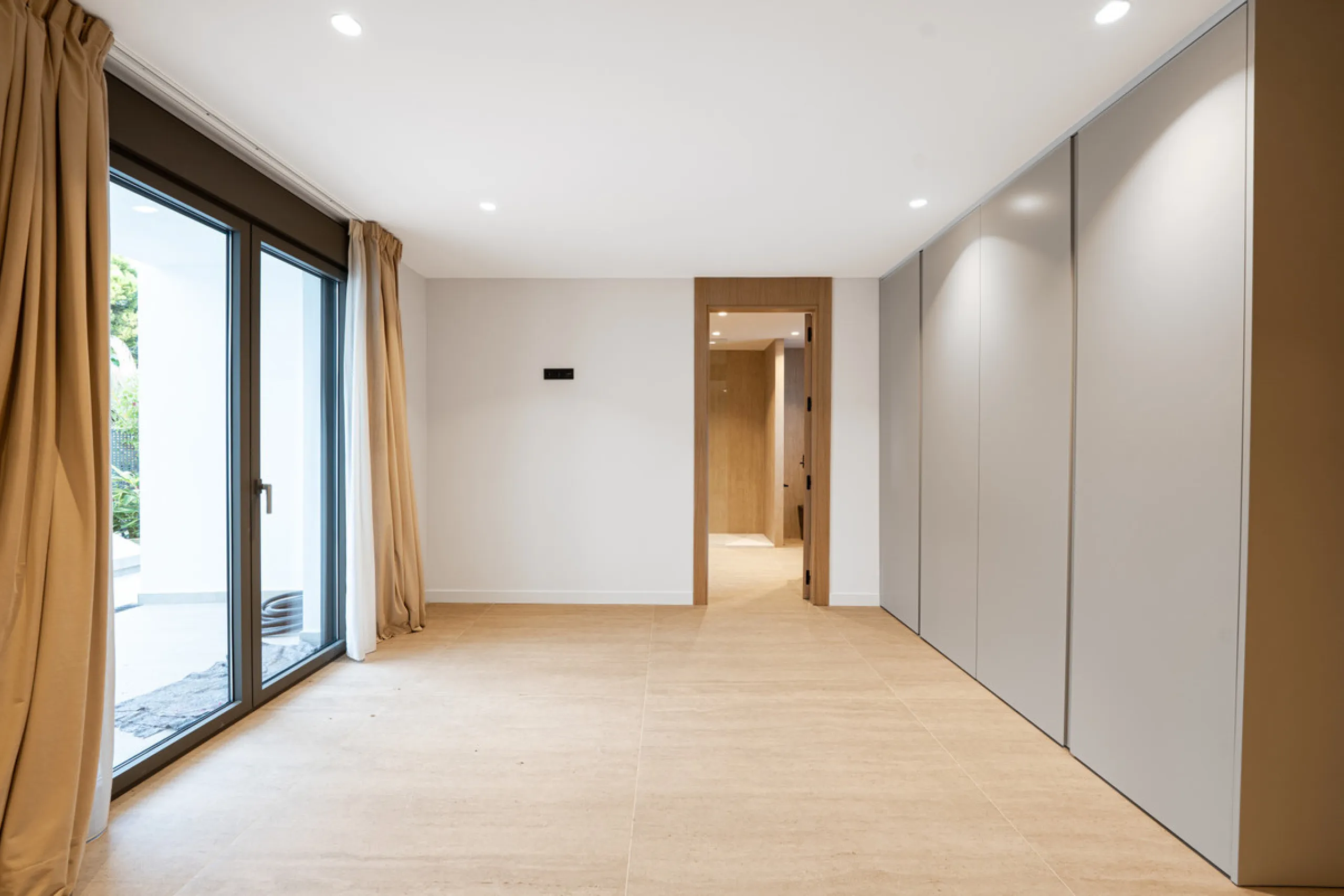 This incredible property is a fully renovated luxury family home in El Rosario, set on a 1,040 m² plot with 460 m² built. It offers four en-suite bedrooms including an exceptional master suite with a walk-in wardrobe. The master suite includes his and her