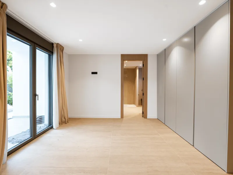 This incredible property is a fully renovated luxury family home in El Rosario, set on a 1,040 m² plot with 460 m² built. It offers four en-suite bedrooms including an exceptional master suite with a walk-in wardrobe. The master suite includes his and her