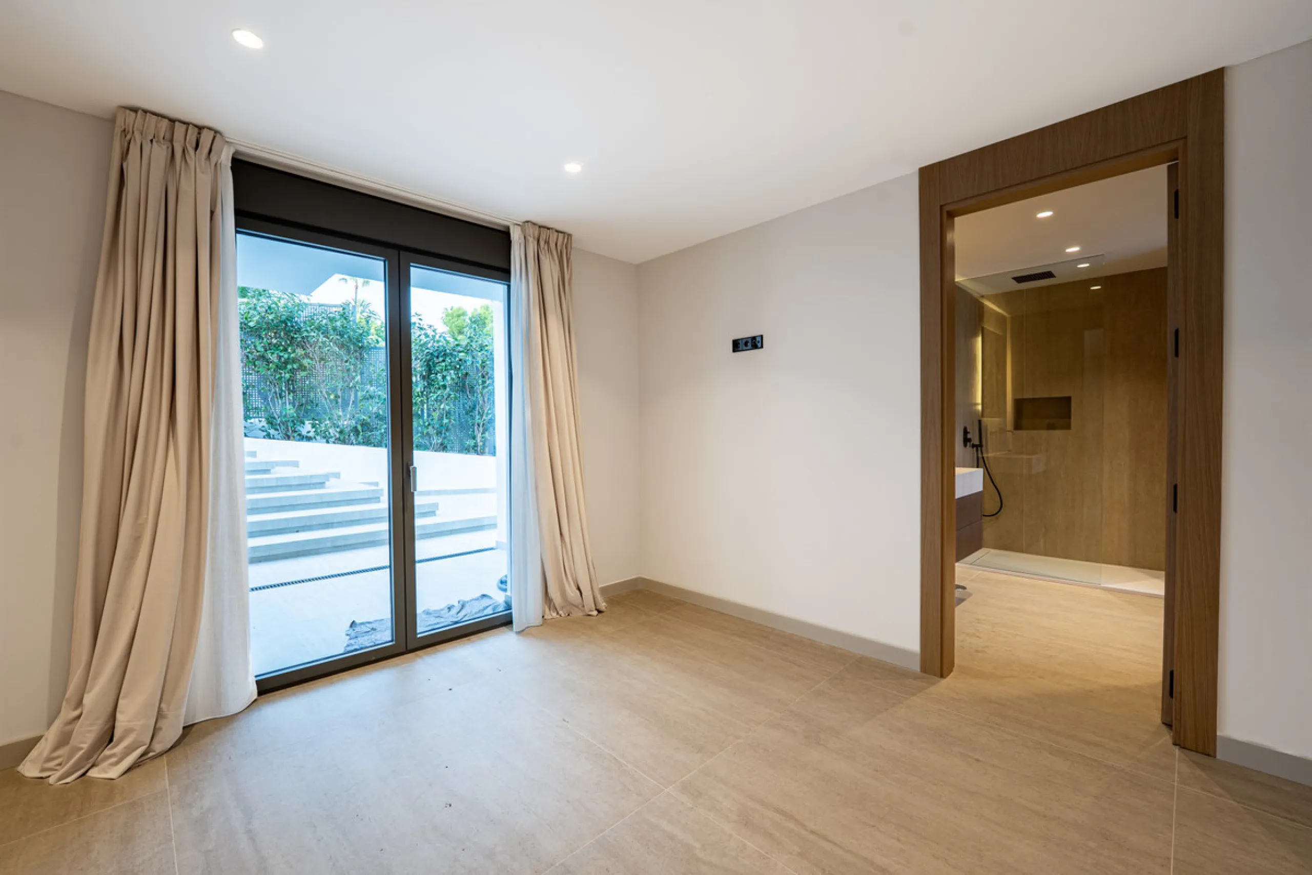 This incredible property is a fully renovated luxury family home in El Rosario, set on a 1,040 m² plot with 460 m² built. It offers four en-suite bedrooms including an exceptional master suite with a walk-in wardrobe. The master suite includes his and her