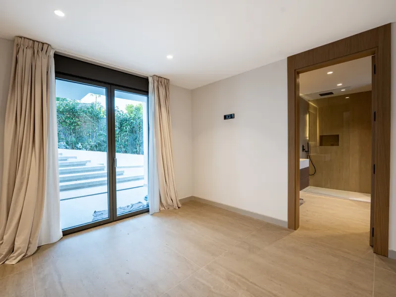 This incredible property is a fully renovated luxury family home in El Rosario, set on a 1,040 m² plot with 460 m² built. It offers four en-suite bedrooms including an exceptional master suite with a walk-in wardrobe. The master suite includes his and her