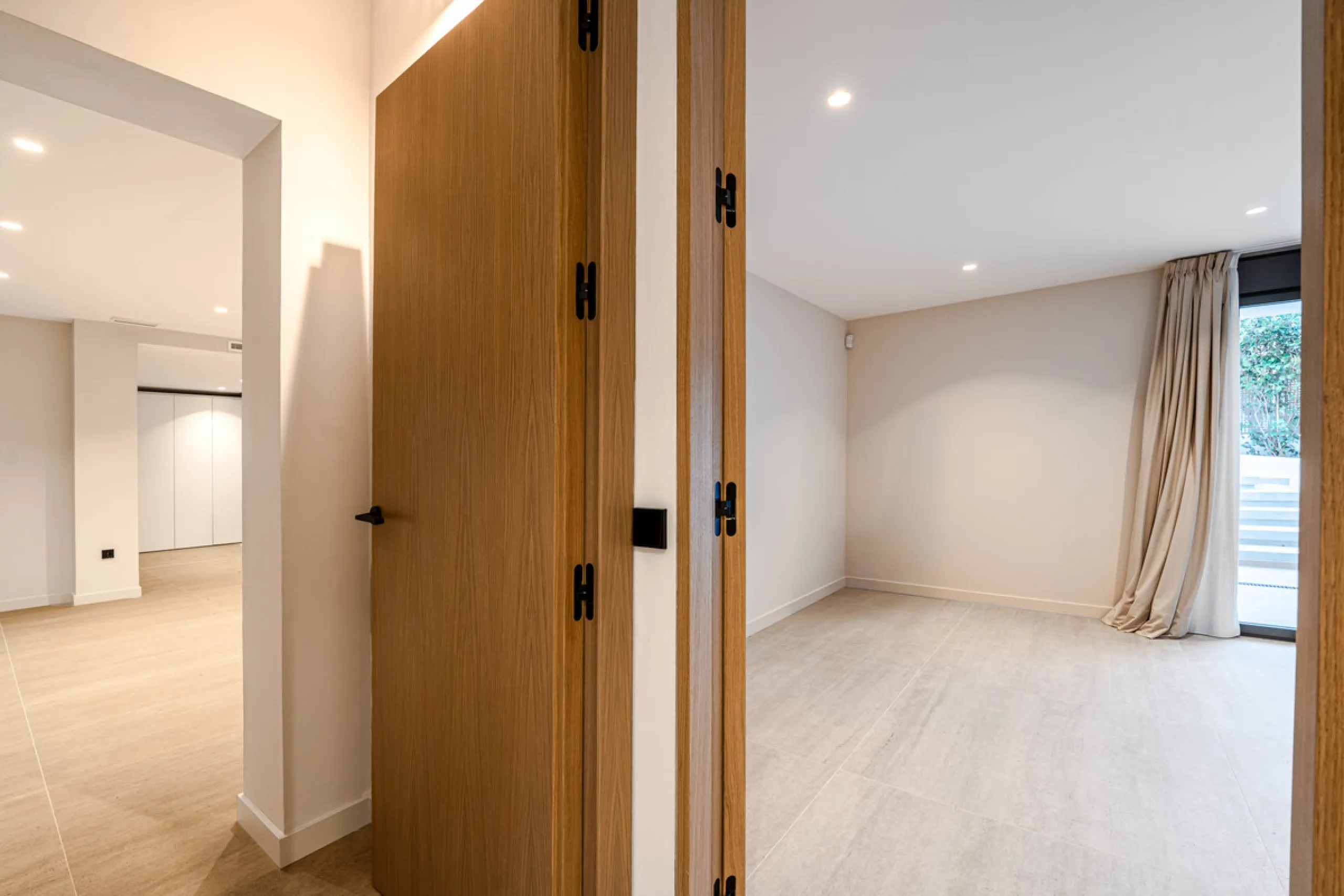 This incredible property is a fully renovated luxury family home in El Rosario, set on a 1,040 m² plot with 460 m² built. It offers four en-suite bedrooms including an exceptional master suite with a walk-in wardrobe. The master suite includes his and her