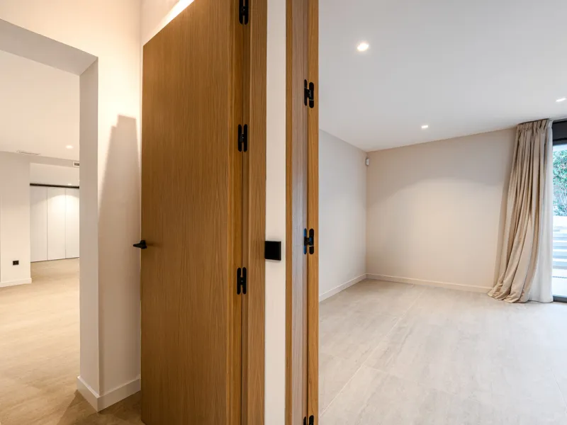 This incredible property is a fully renovated luxury family home in El Rosario, set on a 1,040 m² plot with 460 m² built. It offers four en-suite bedrooms including an exceptional master suite with a walk-in wardrobe. The master suite includes his and her