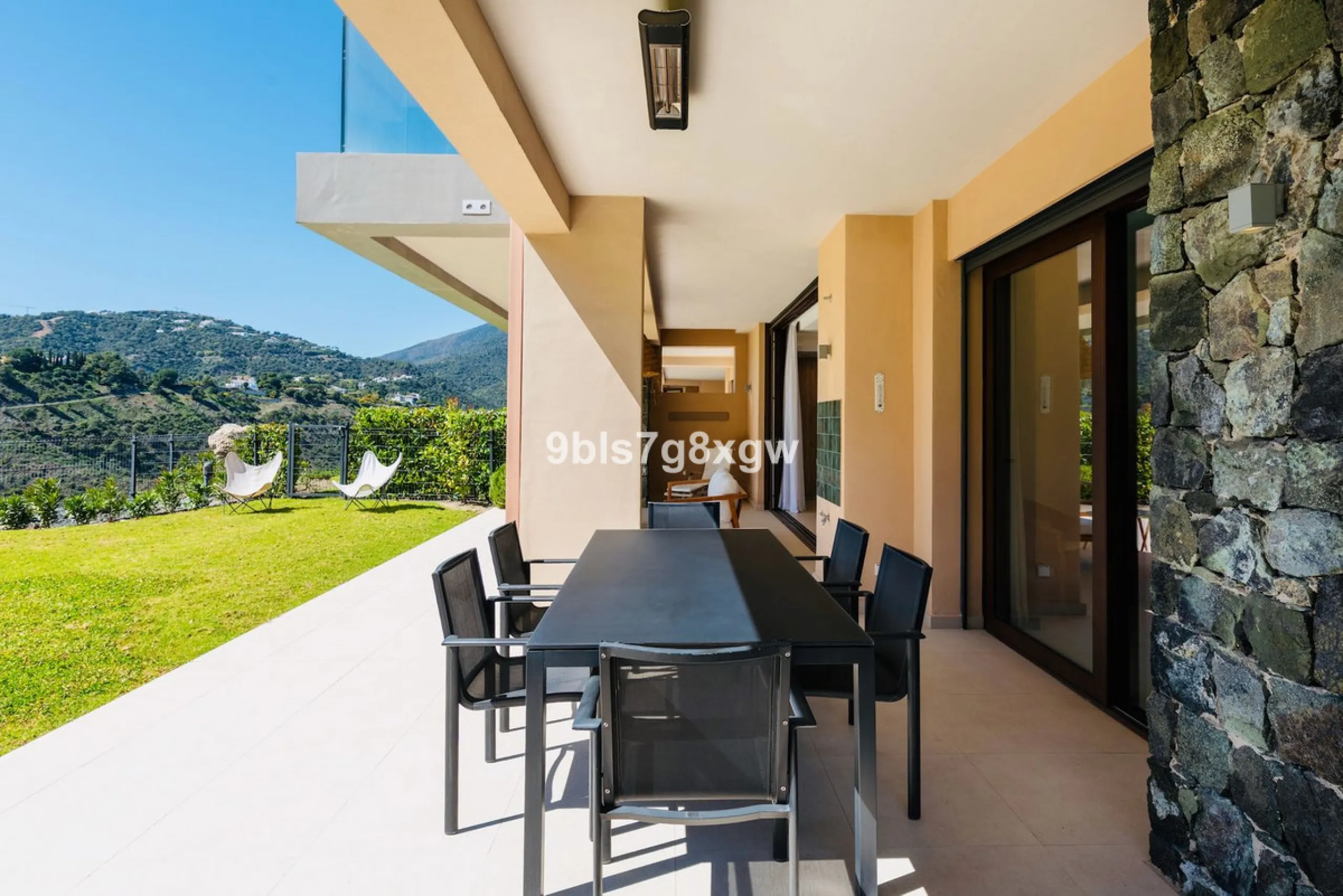 Apartment - Ground Floor Apartment в продаже в Benahavís, Málaga. В доме 3 спален и 3 ванных комнат. Площадь дома 135 м². Площадь участка 393 м²