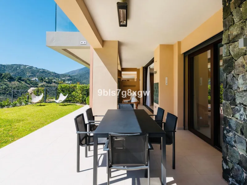 Apartment - Ground Floor Apartment в продаже в Benahavís, Málaga. В доме 3 спален и 3 ванных комнат. Площадь дома 135 м². Площадь участка 393 м²