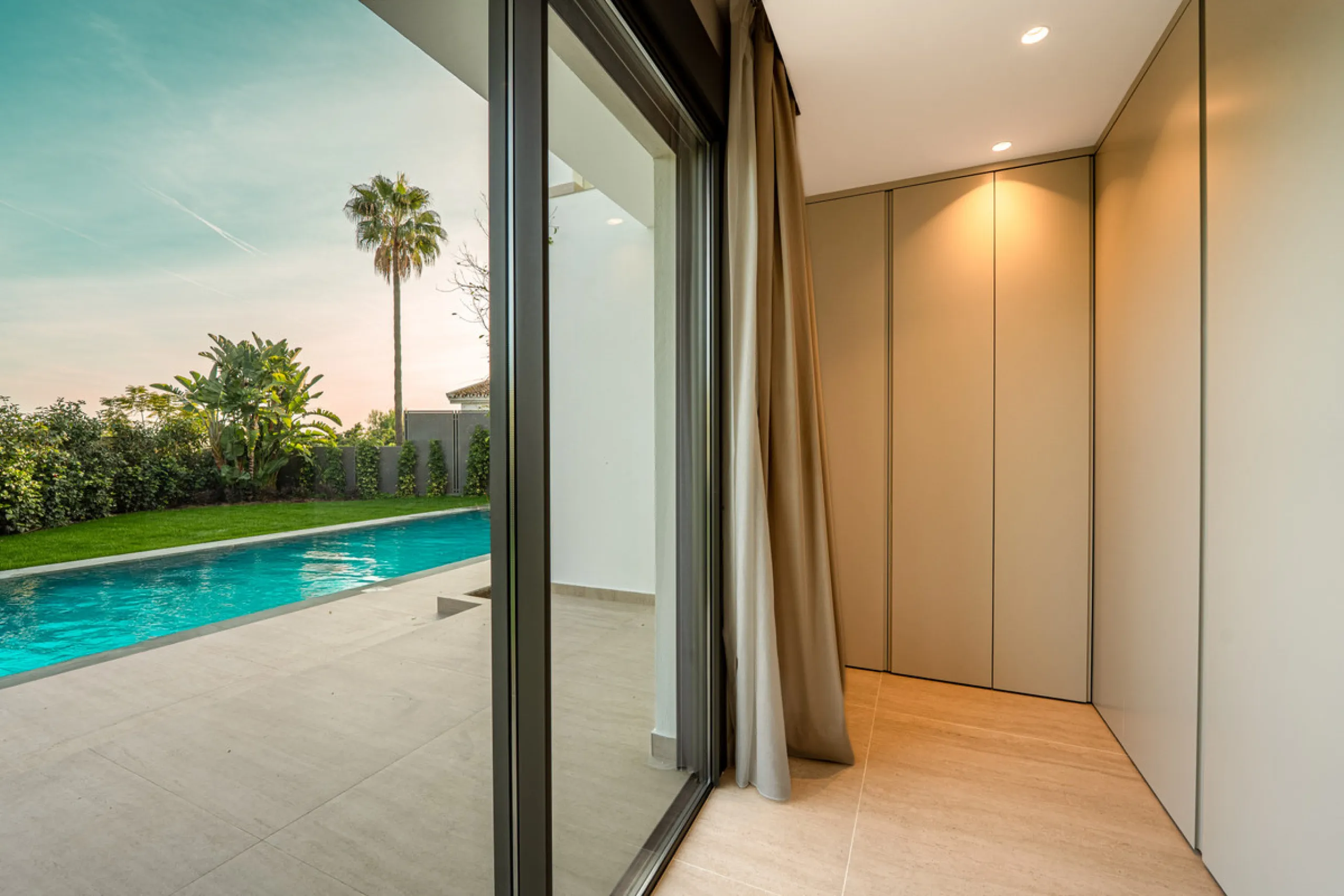 This incredible property is a fully renovated luxury family home in El Rosario, set on a 1,040 m² plot with 460 m² built. It offers four en-suite bedrooms including an exceptional master suite with a walk-in wardrobe. The master suite includes his and her