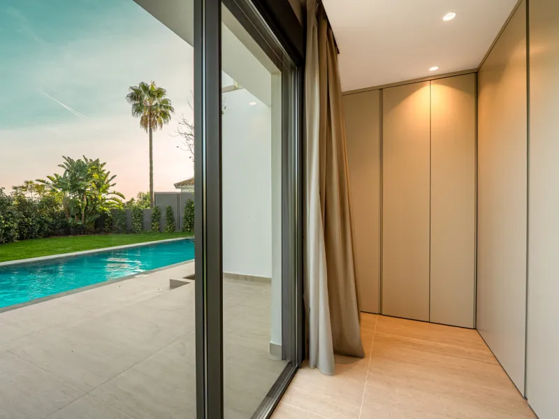 This incredible property is a fully renovated luxury family home in El Rosario, set on a 1,040 m² plot with 460 m² built. It offers four en-suite bedrooms including an exceptional master suite with a walk-in wardrobe. The master suite includes his and her