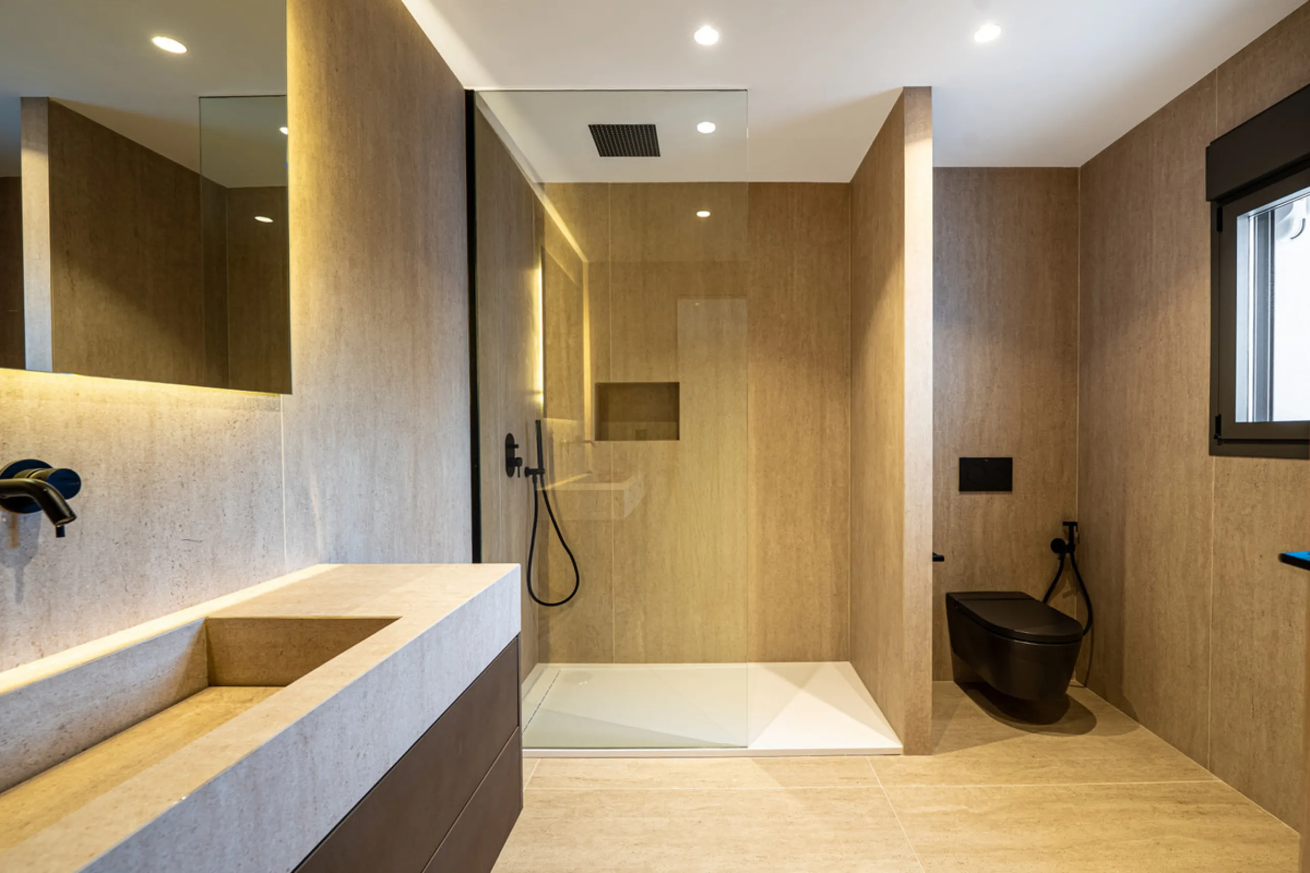 This incredible property is a fully renovated luxury family home in El Rosario, set on a 1,040 m² plot with 460 m² built. It offers four en-suite bedrooms including an exceptional master suite with a walk-in wardrobe. The master suite includes his and her