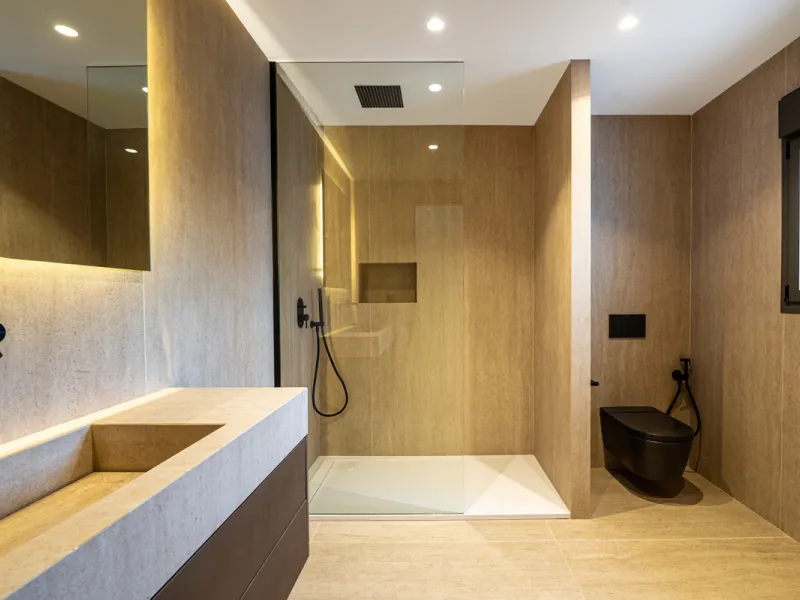 This incredible property is a fully renovated luxury family home in El Rosario, set on a 1,040 m² plot with 460 m² built. It offers four en-suite bedrooms including an exceptional master suite with a walk-in wardrobe. The master suite includes his and her
