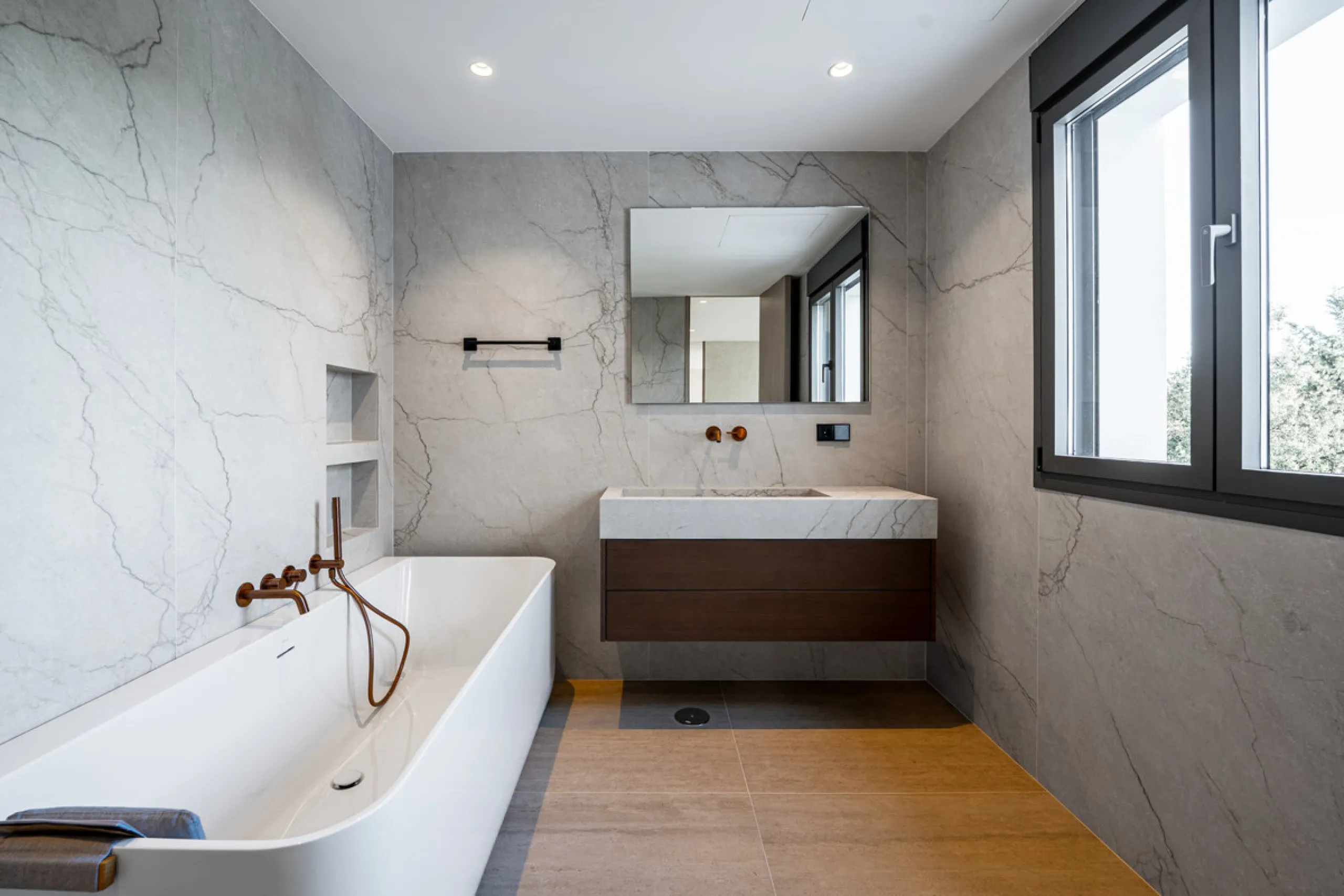 This incredible property is a fully renovated luxury family home in El Rosario, set on a 1,040 m² plot with 460 m² built. It offers four en-suite bedrooms including an exceptional master suite with a walk-in wardrobe. The master suite includes his and her